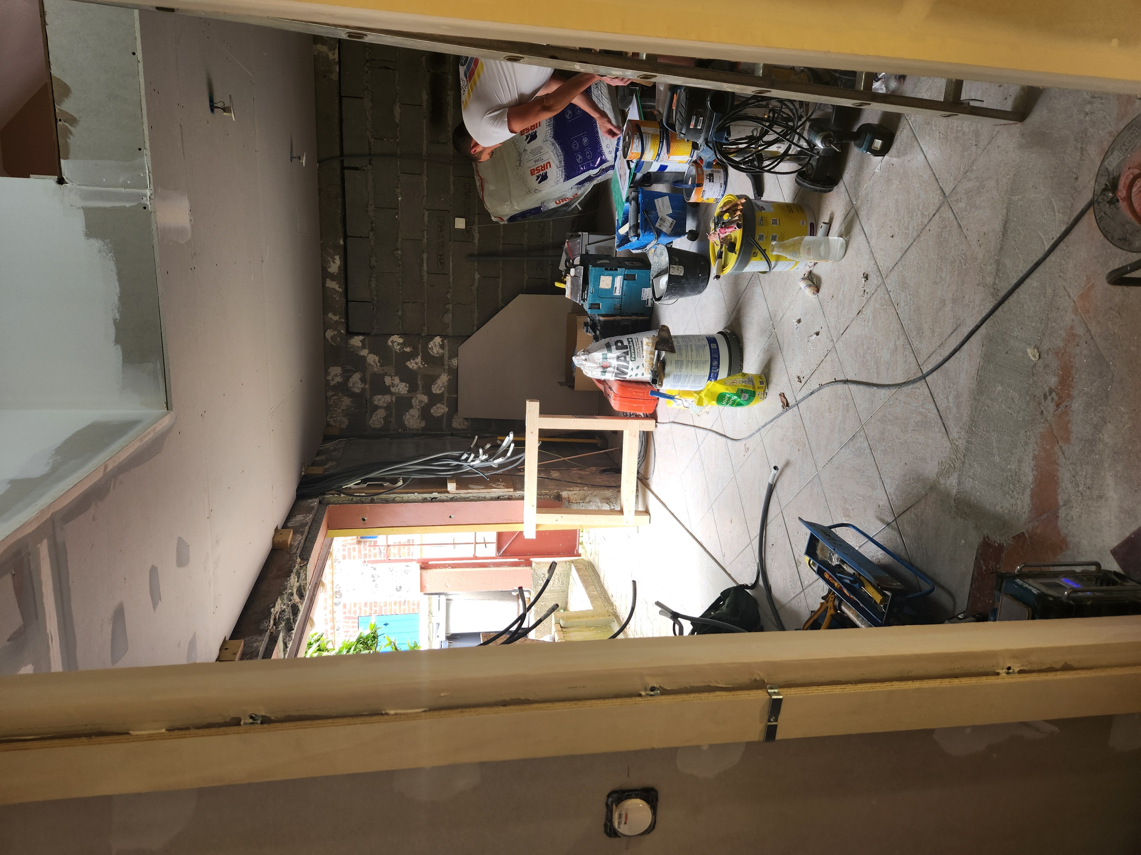 Rénovation d'une dépendance — état d'origine, photo réelle