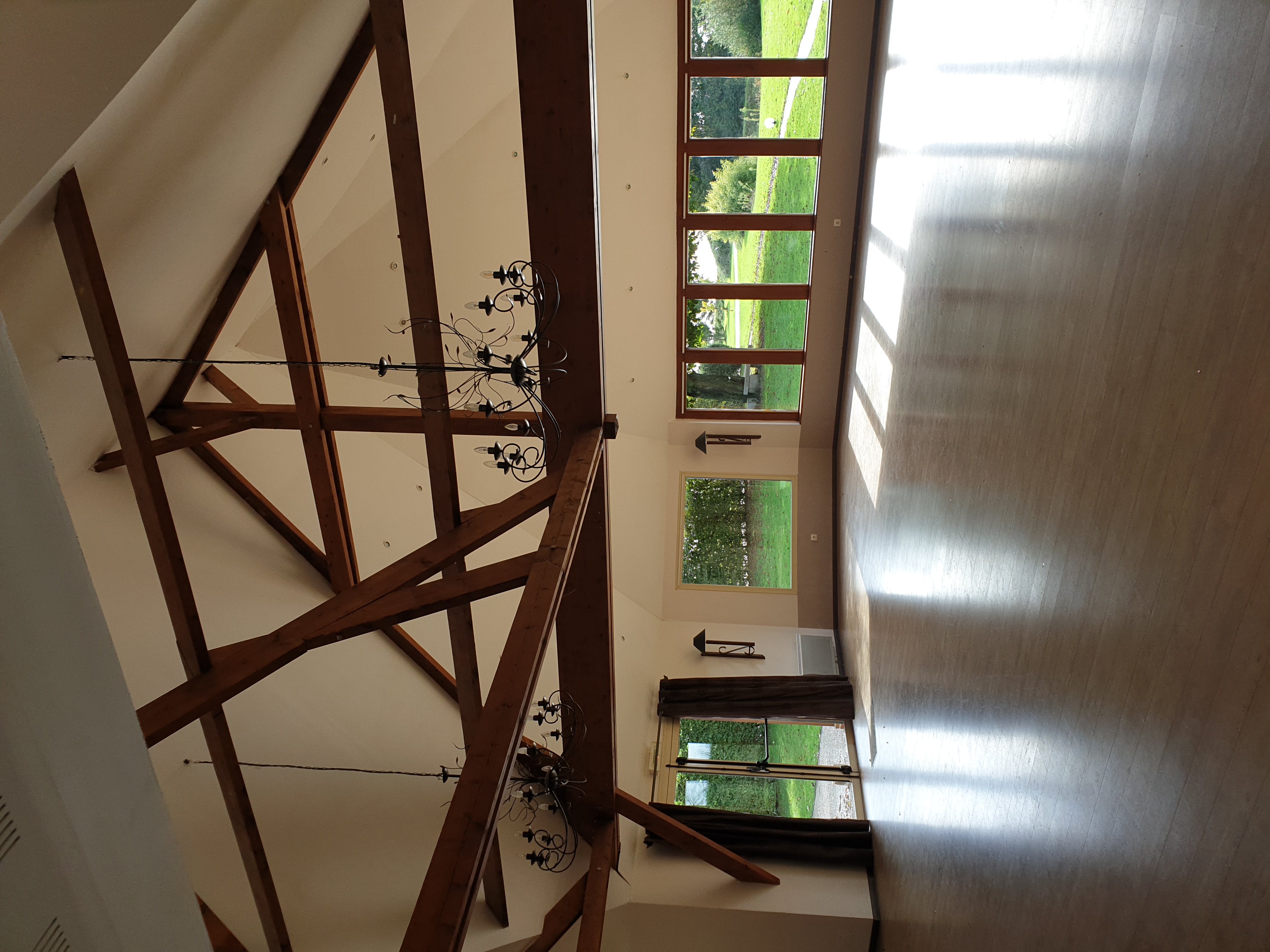 Une salle de réception devient une habitation — état d'origine, photo réelle