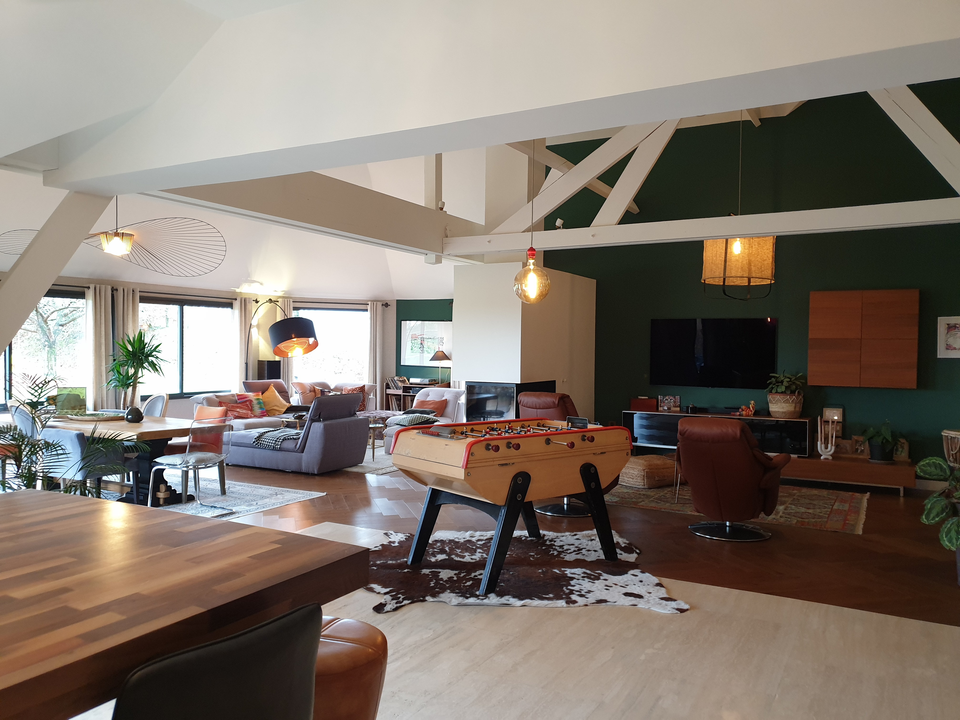 Une salle de réception devient une habitation — après transformation, photo réelle