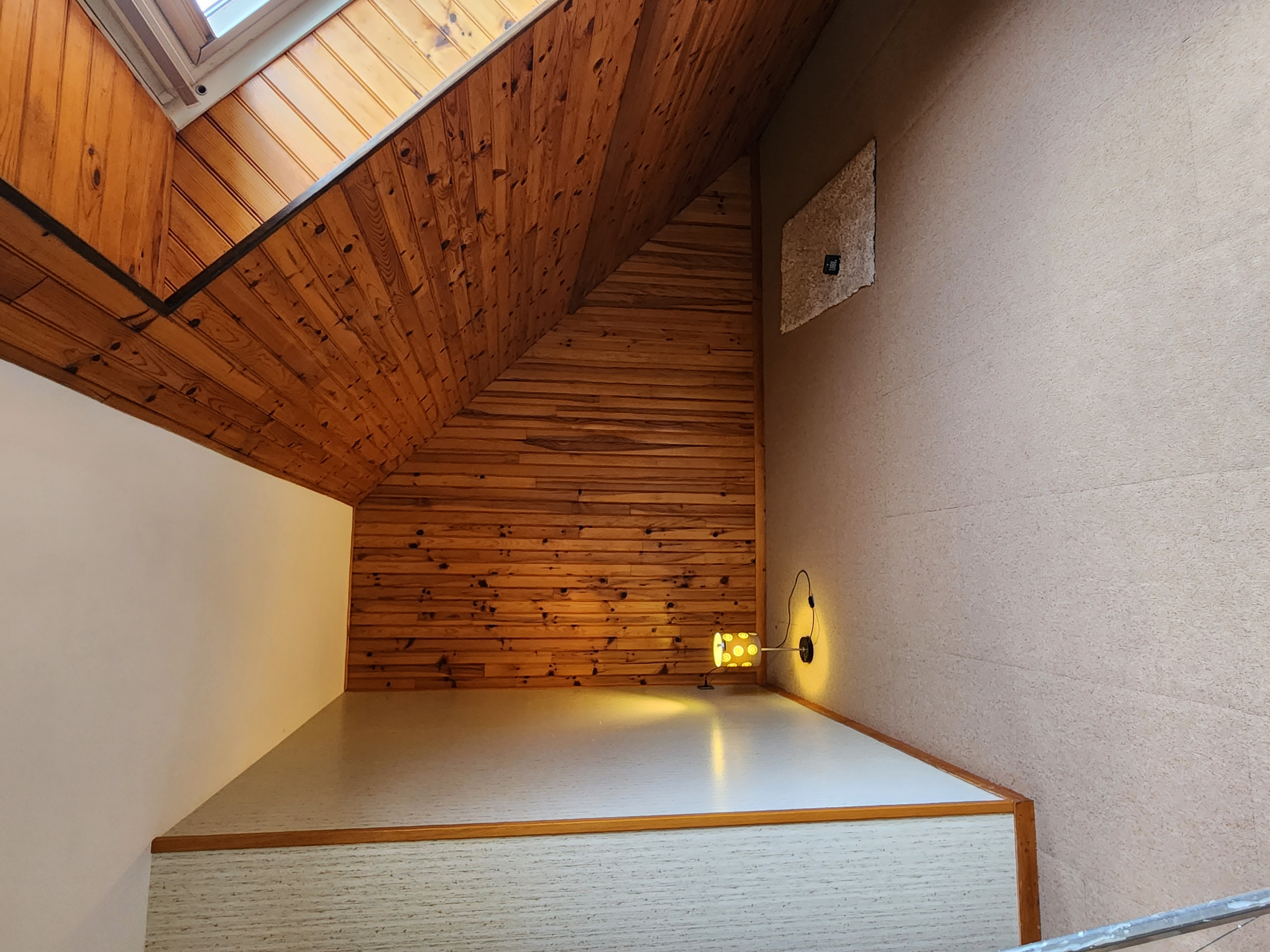 Chambre d'enfant — état d'origine, photo réelle