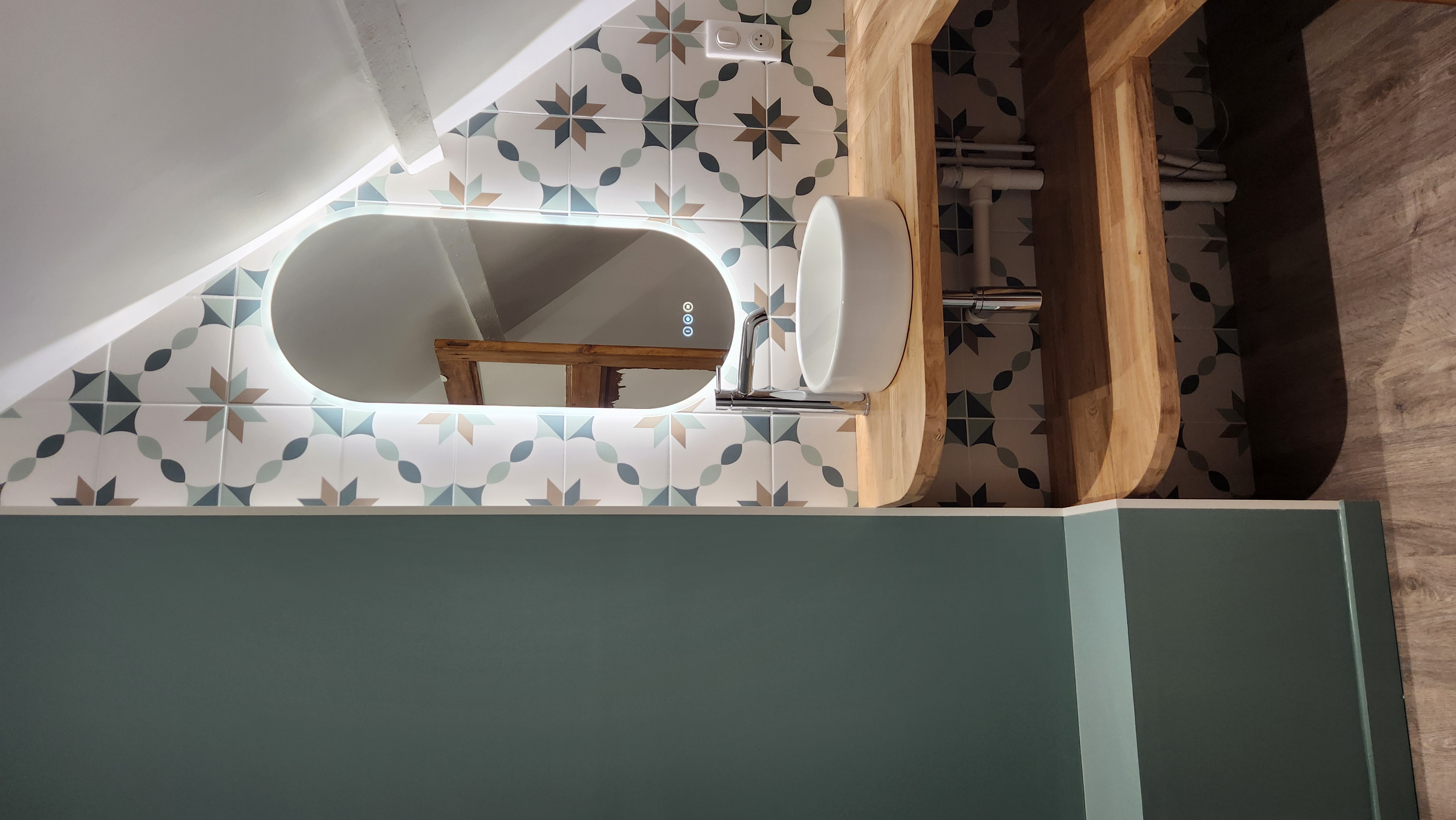 Salle de bain dans combles perdus — après transformation, photo réelle